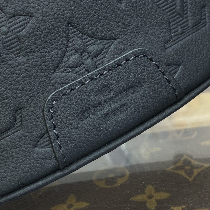 Replica Louis Vuitton Bumbag Discovery Black Canvas 5 Replica Louis Vuitton Bumbag Discovery Black Canvas - best quality luxury bag dupe