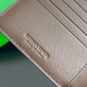 Replica Bottega Veneta Intrecciato Bi-Fold Wallet Black&Brown 5 Replica Bottega Veneta Intrecciato Bi-Fold Wallet Black&Brown - top-tier luxury replica shoulder bag