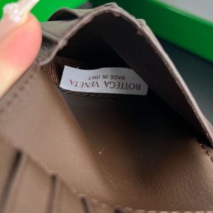 Replica Bottega Veneta Intrecciato Bi-Fold Wallet Black&Brown 9 Replica Bottega Veneta Intrecciato Bi-Fold Wallet Black&Brown - top-rated replica designer bag