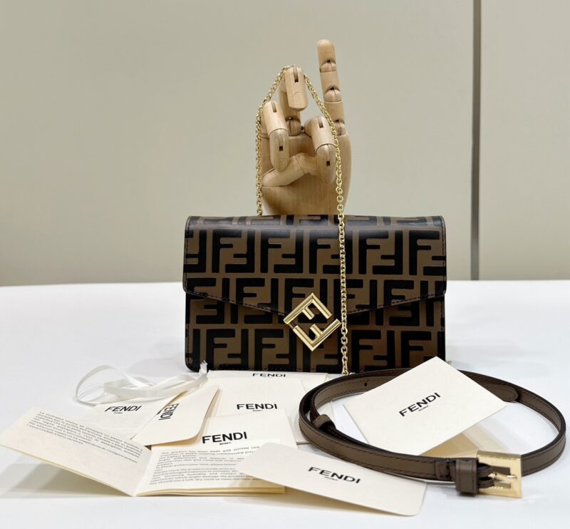 Replica Fendi Baguette Wallet on Chain 1 Replica Fendi Baguette Wallet on Chain - 1:1 designer replica handbag
