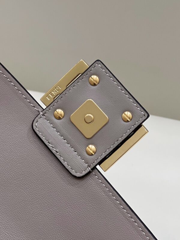 Replica Fendi Baguette Sliding Chain Beige - ultra-realistic fake designer tote