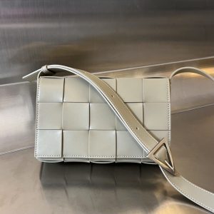 Replica Bottega Veneta Cassette 2.0 Beige 1 Replica Bottega Veneta Cassette 2.0 Beige - authentic-look luxury purse replica
