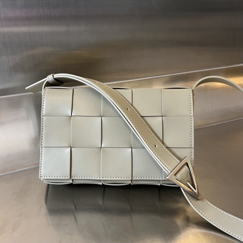 Replica Bottega Veneta Cassette 2.0 Beige 1 Replica Bottega Veneta Cassette 2.0 Beige - authentic-look luxury purse replica