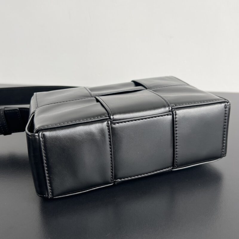 Replica Bottega Veneta Arco Camera Bag - authentic-look luxury purse replica