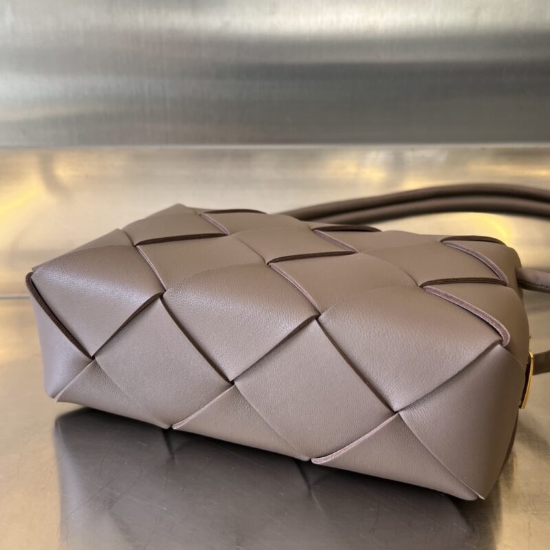 Replica Bottega Veneta Cassette Camera Bag - realistic designer-inspired fake bag