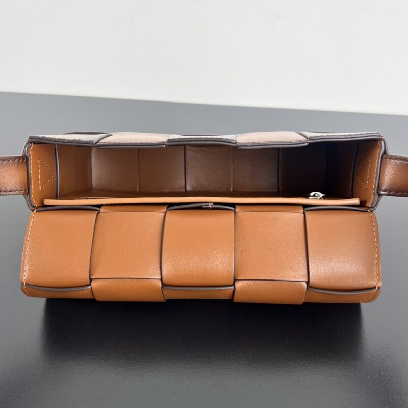 Replica Bottega Veneta Cassette 2.0 Brown 9 Replica Bottega Veneta Cassette 2.0 Brown - authentic-look luxury purse replica