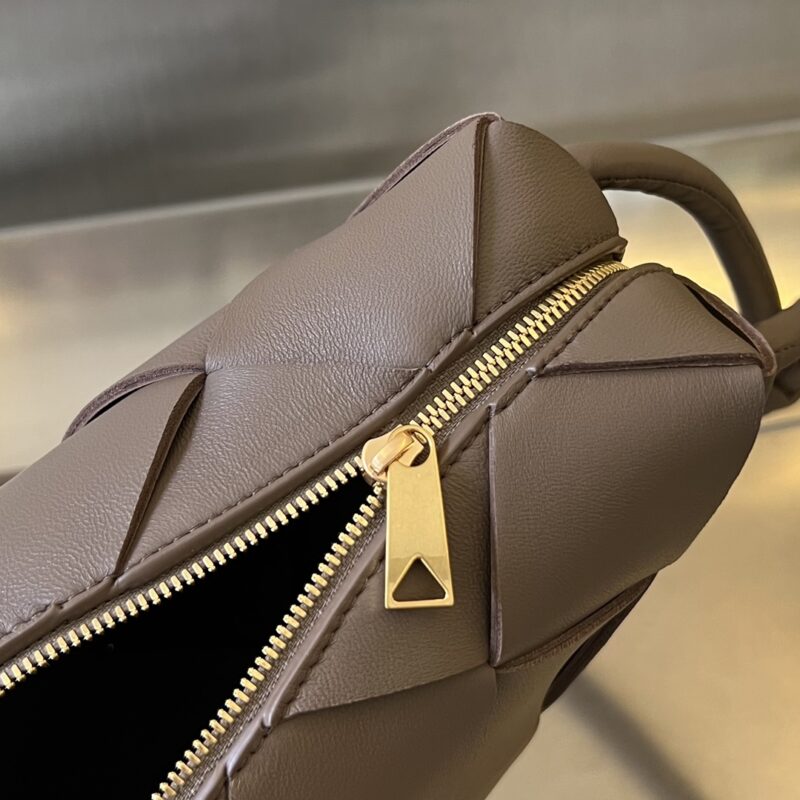 Replica Bottega Veneta Cassette Camera Bag - high-quality designer bag clone
