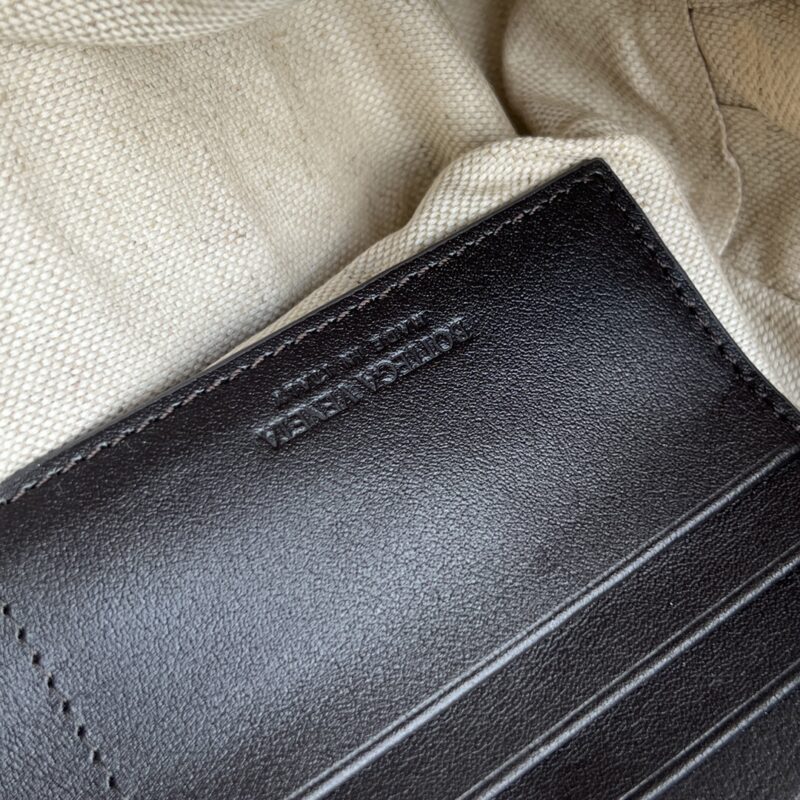 Replica Bottega Veneta Wristband Clutch 2 Replica Bottega Veneta Wristband Clutch - realistic designer-inspired fake bag