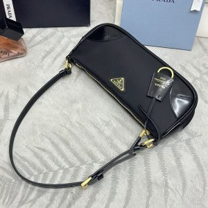Replica Prada Re-Edition 2002 Nylon 4 Replica Prada Re-Edition 2002 Nylon - near-authentic luxury replica handbag