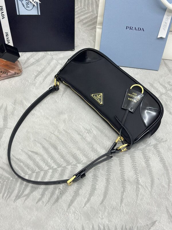 Replica Prada Re-Edition 2002 Nylon 4 Replica Prada Re-Edition 2002 Nylon - near-authentic luxury replica handbag