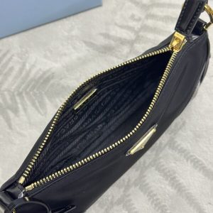 Replica Prada Re-Edition 2002 Nylon 5 Replica Prada Re-Edition 2002 Nylon - realistic designer-inspired fake bag
