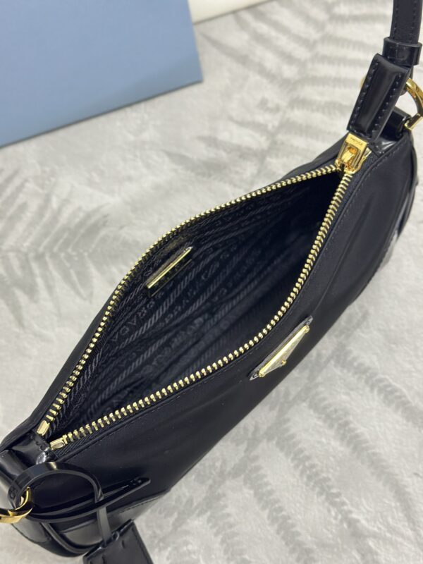 Replica Prada Re-Edition 2002 Nylon 5 Replica Prada Re-Edition 2002 Nylon - realistic designer-inspired fake bag