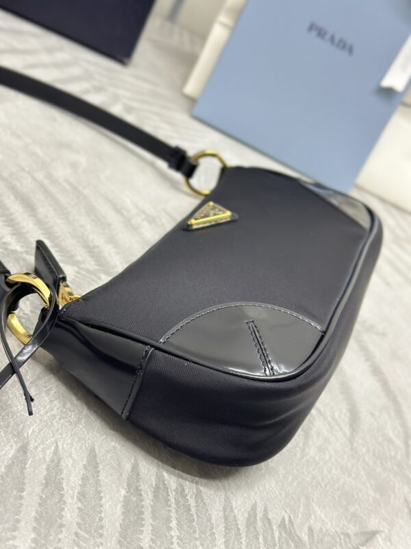 Replica Prada Re-Edition 2002 Nylon 2 Replica Prada Re-Edition 2002 Nylon - near-authentic luxury replica handbag