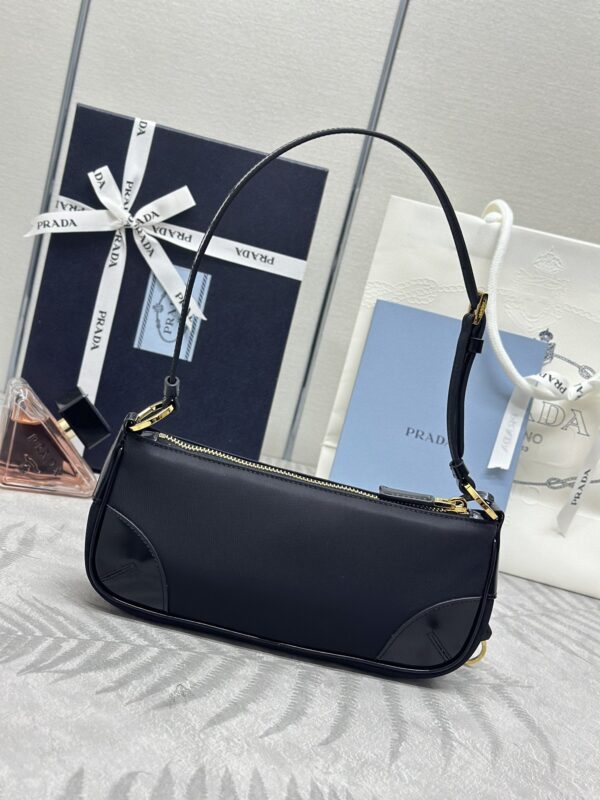 Replica Prada Re-Edition 2002 Nylon 7 Replica Prada Re-Edition 2002 Nylon - high-quality designer bag clone