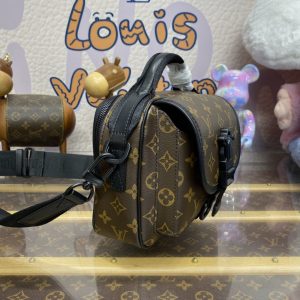 Replica Louis Vuitton Quest Messenger 5 Replica Louis Vuitton Quest Messenger - authentic-look luxury purse replica
