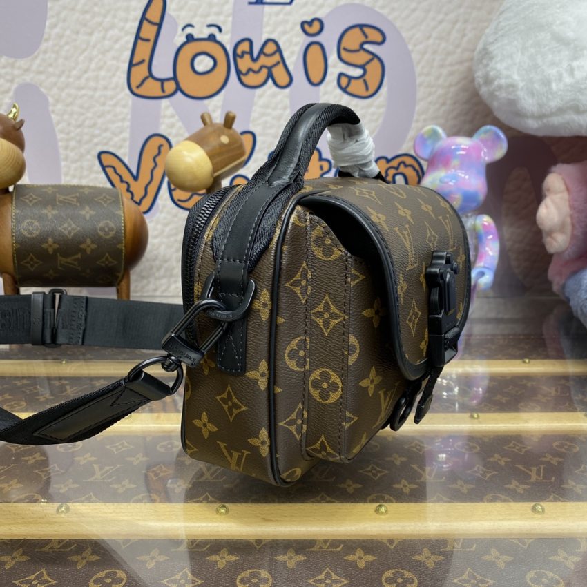 Replica Louis Vuitton Quest Messenger 5 Replica Louis Vuitton Quest Messenger - authentic-look luxury purse replica