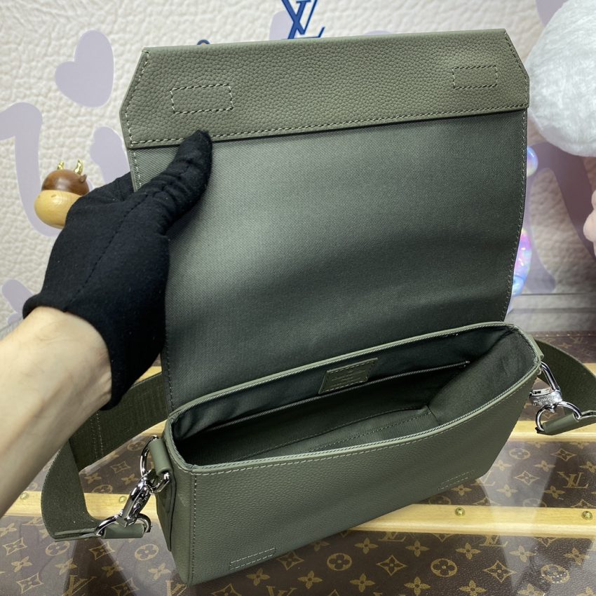 Replica Louis Vuitton Takeoff Messenger 4 Replica Louis Vuitton Takeoff Messenger - realistic designer-inspired fake bag