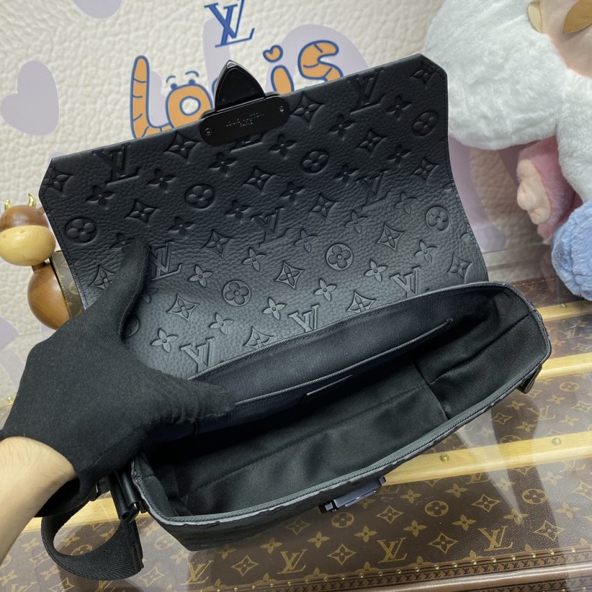 Replica Louis Vuitton S-Cape Messenger Full Black 2 Replica Louis Vuitton S-Cape Messenger Full Black - high-accuracy replica luxury purse