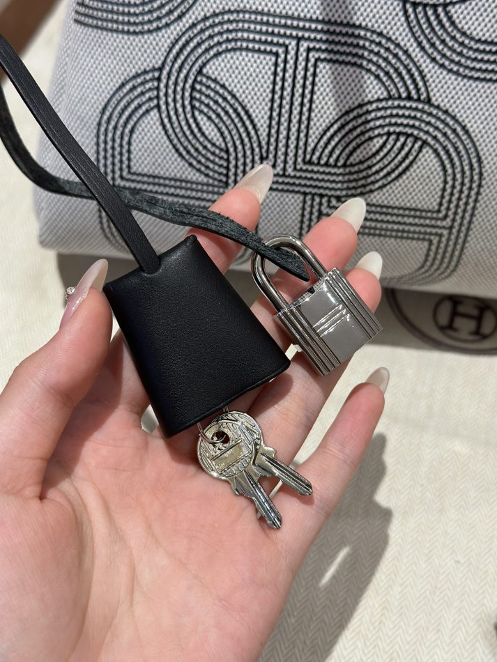 Replica Hermes Herbag 31cm Circuit Black 17 Replica Hermes Herbag 31cm Circuit Black - realistic designer-inspired fake bag