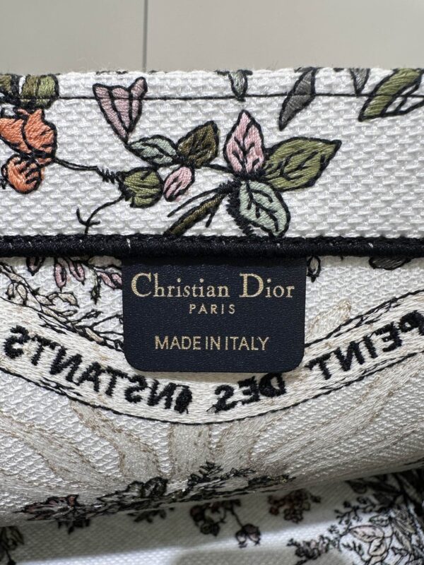 Replica Dior Tote Book Sunflower Autumn 6 Replica Dior Tote Book Sunflower Autumn - high-end fake designer purse