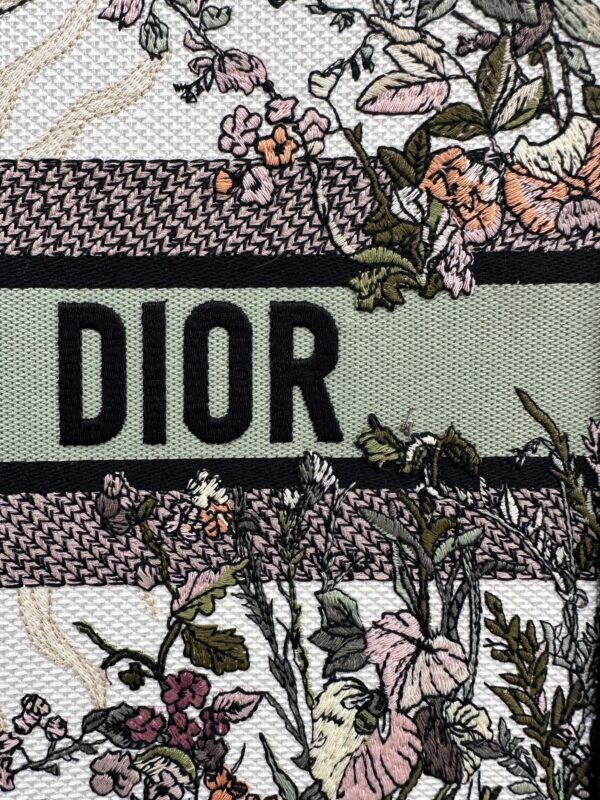 Replica Dior Tote Book Sunflower Autumn 7 Replica Dior Tote Book Sunflower Autumn - high-end fake designer purse