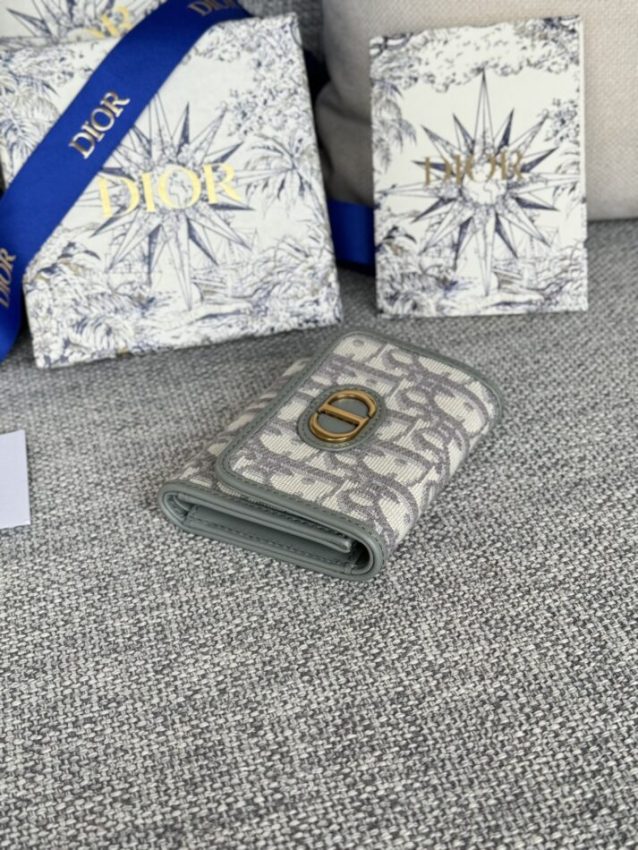 Replica Dior 30 Montaigne Wallet - realistic designer-inspired fake bag