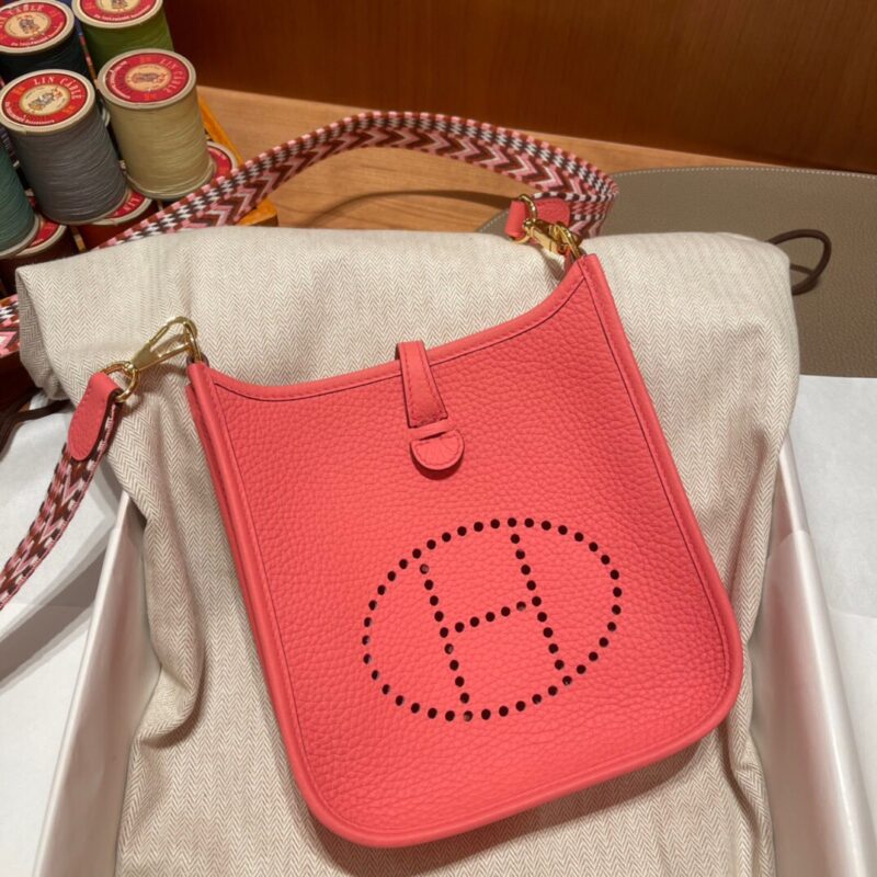 Replica Hermes Evelyne II TPM Red 1 Replica Hermes Evelyne II TPM Red - high-end fake designer purse