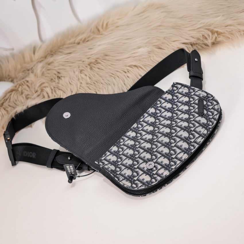 Replica Dior Messenger Oblique 8 Replica Dior Messenger Oblique - realistic designer-inspired fake bag