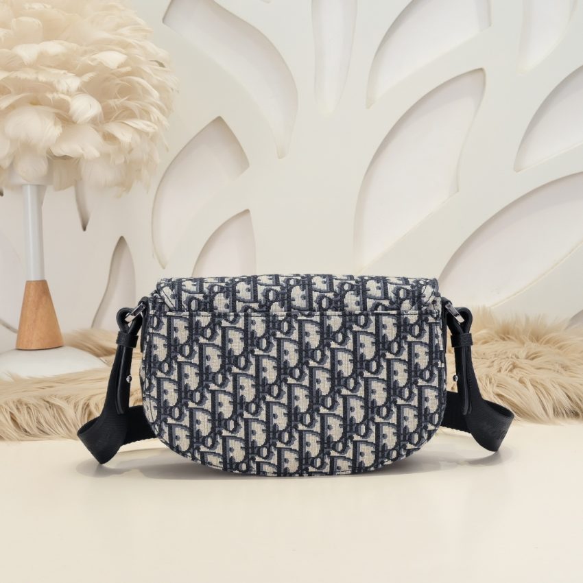 Replica Dior Saddle Messenger White Classic 3 Replica Dior Saddle Messenger White Classic - near-authentic luxury replica handbag