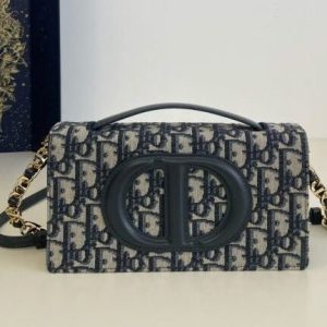 Replica Dior Signature CD Square 7 Replica Dior Signature CD Square - realistic designer-inspired fake bag