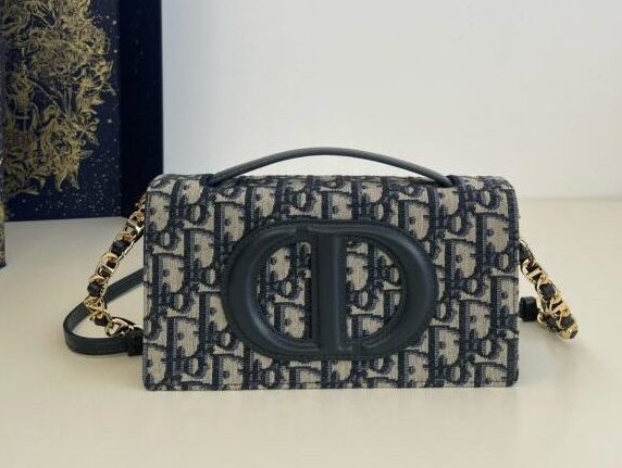 Replica Dior Signature CD Square 7 Replica Dior Signature CD Square - realistic designer-inspired fake bag