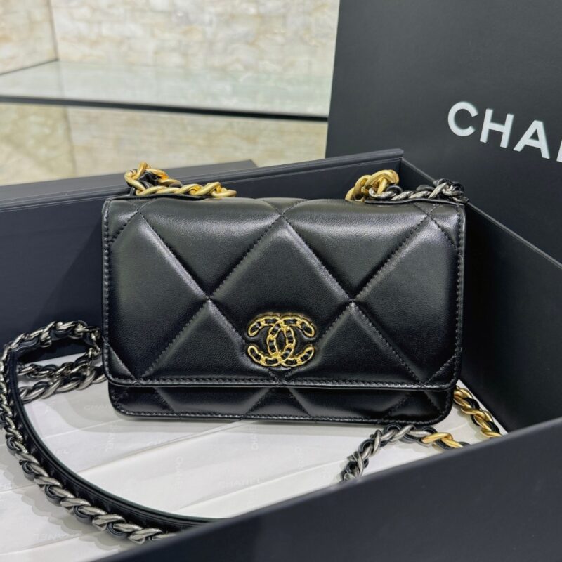 Replica CHANEL 19 Wallet on Chain Black 1 Replica CHANEL 19 Wallet on Chain Black - realistic designer-inspired fake bag