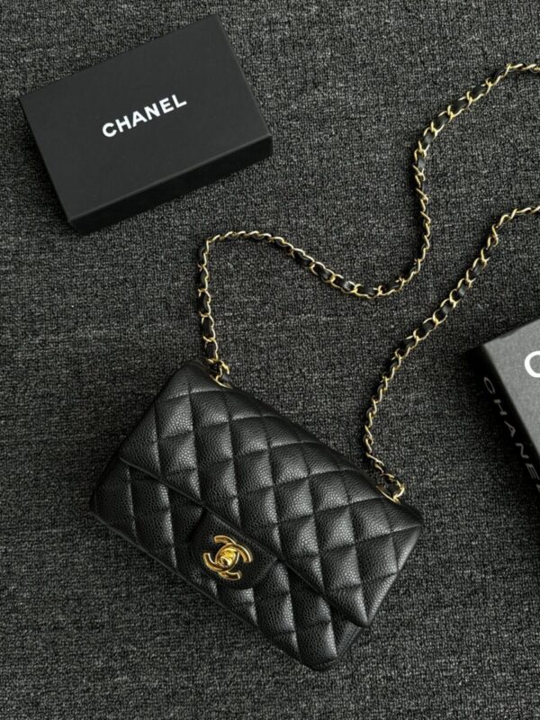 Replica CHANEL Classic Flap 20cm Black Caviar 1 Replica CHANEL Classic Flap 20cm Black Caviar - high-accuracy replica luxury purse